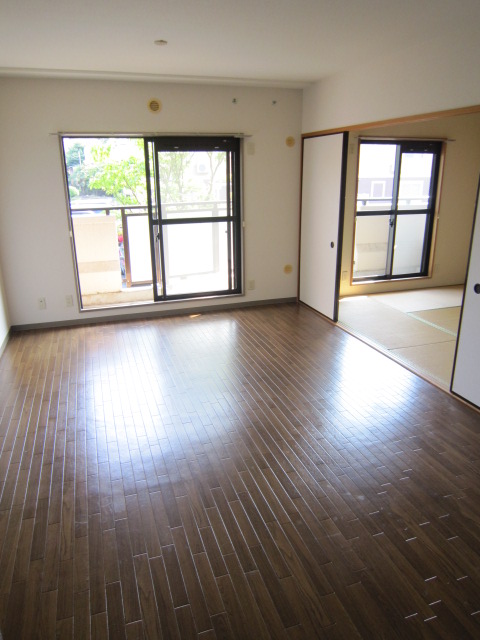 Living and room. Spacious size of the bright living 9.2 Pledge.