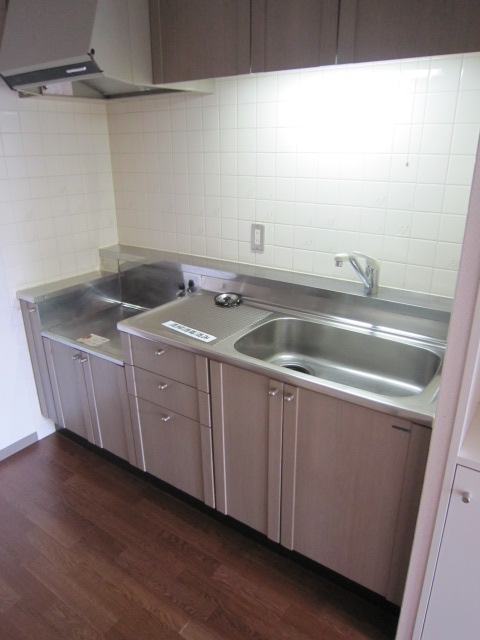 Kitchen. Wide easy-to-use kitchen frontage.