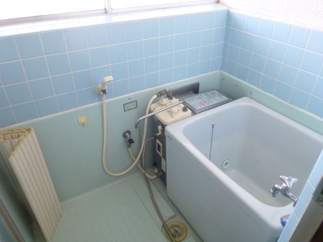 Bath. ◇ reheating possible with large windows with ◇