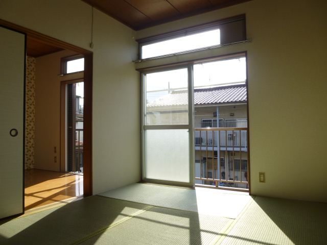 Living and room. ◇ is in the southwest-facing sunny ◇