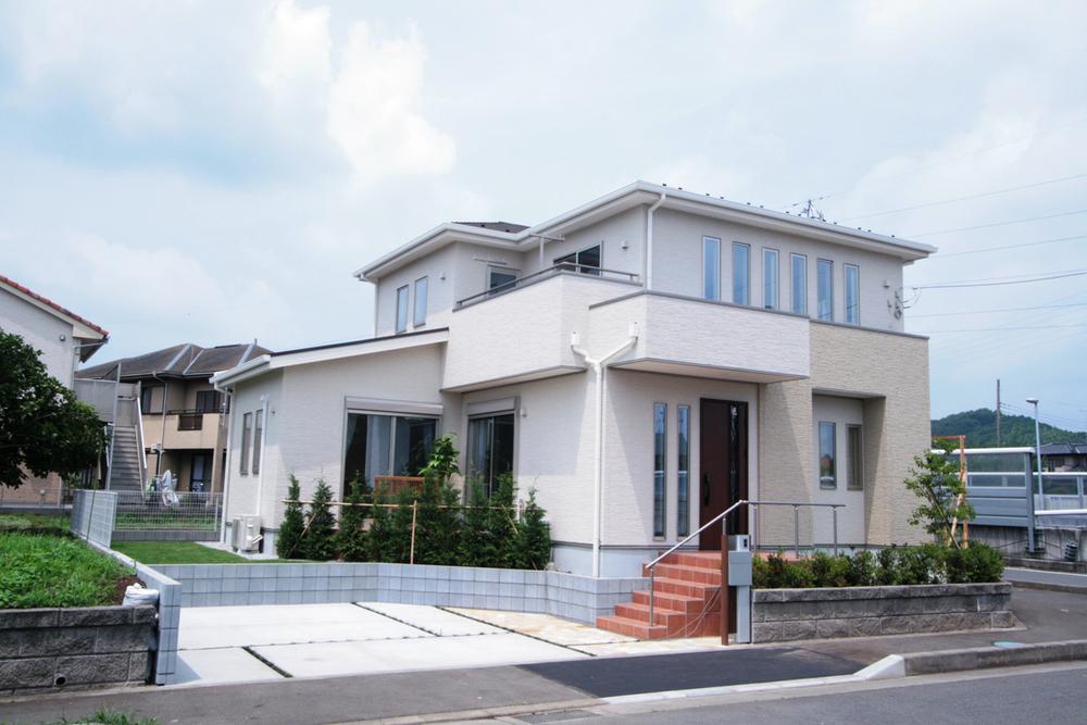 Local appearance photo. Local (12 May 2013) site of the shooting room is 173.53 sq m (52 ​​square meters) ・ Building 124.75 sq m (37 square meters) Large a feeling of opening in the meter module design 4LDK. Spacious with open terrace in the garden of lawn, Car space two OK