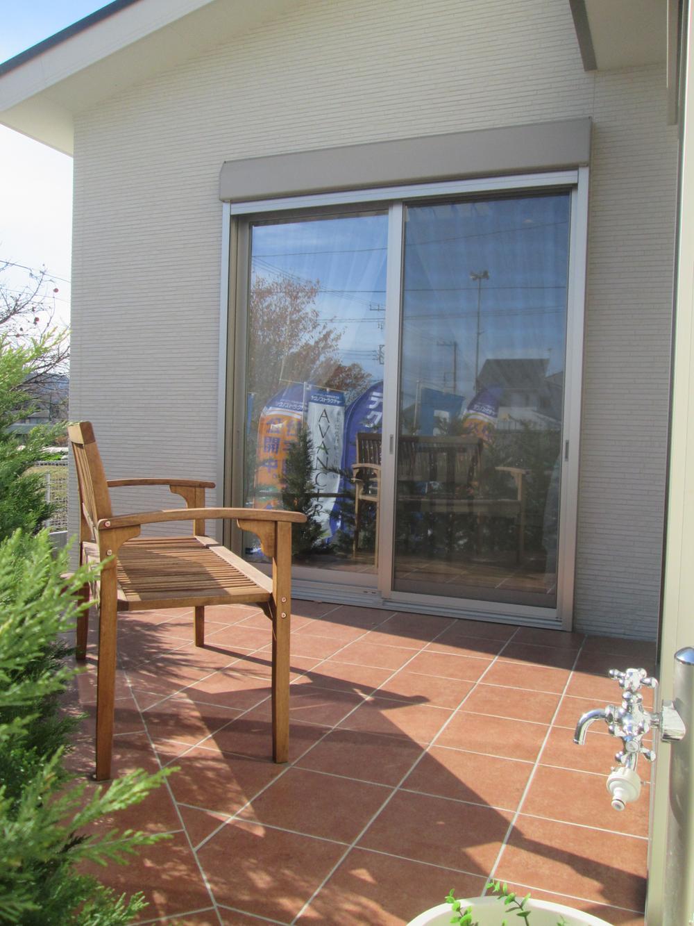 Garden. Local (12 May 2013) We prepared an open terrace that is out of the shooting living and dining of the sweep-out window. Please spend a leisurely tea time on holiday.