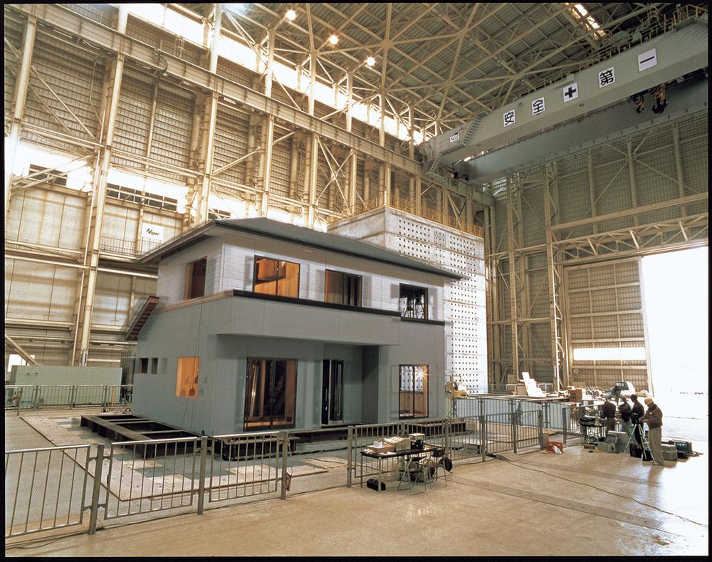 Construction ・ Construction method ・ specification. It has brought a lot of damage to people Hanshin ・ Awaji Earthquake. Technostructure is not only the calculation of the theoretical, Hanshin with a life-size housing ・ It gave a vibration experiment to make the same seismic wave and Awaji Earthquake. In the experimental house of realistic floor plan, Although I was subjected to 5 times of the vibration experiments of seismic intensity of 7 corresponds not seen damage to the structure, Make sure that there are no problems with the building frame strength, It has demonstrated a high seismic resistance.