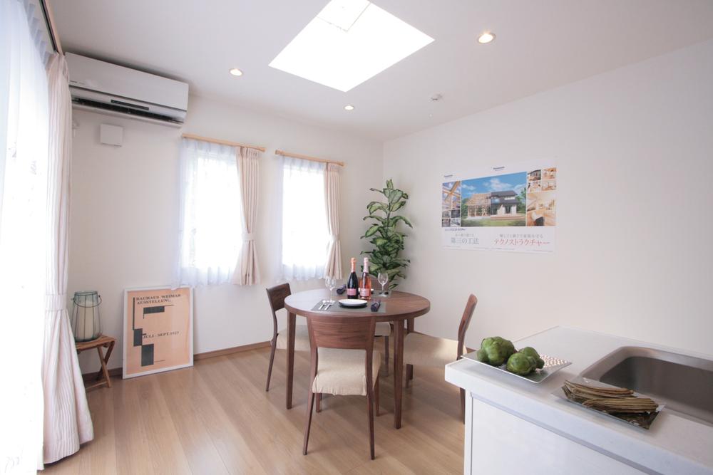 Other introspection. We prepared a bright top light on the top of the room (12 May 2013) shooting dining space. Also momentum conversation brighter daily diet. Air conditioning in the living room ・ curtain ・ With LED lighting.