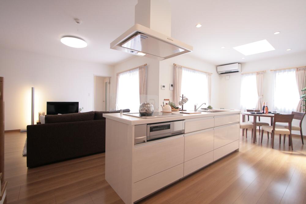 Kitchen. Indoor (12 May 2013) Shooting Living also overlooking a dining full open kitchen is the center of this house. Also comfortably done dishes and cleaning up every day with the whole family and conversation.