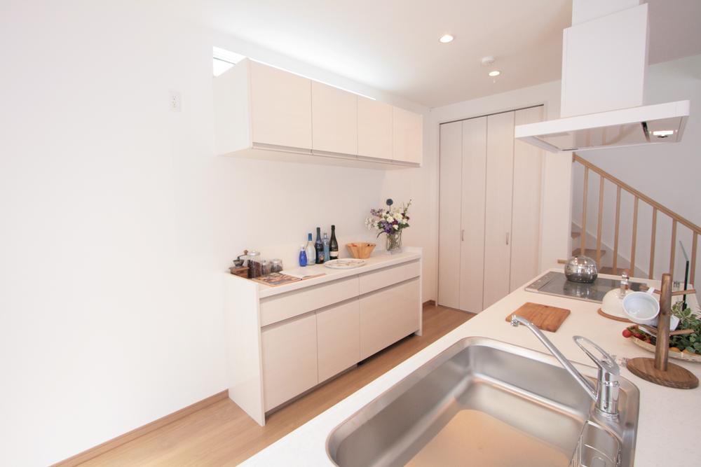 Kitchen. Local (12 May 2013) We prepared the shooting cupboard that can be plenty of storage. Tableware and cooking utensils, You can functionally accommodated, such as rice cooker or pot. Slide garbage with storage with casters that hide in the lower cupboard.