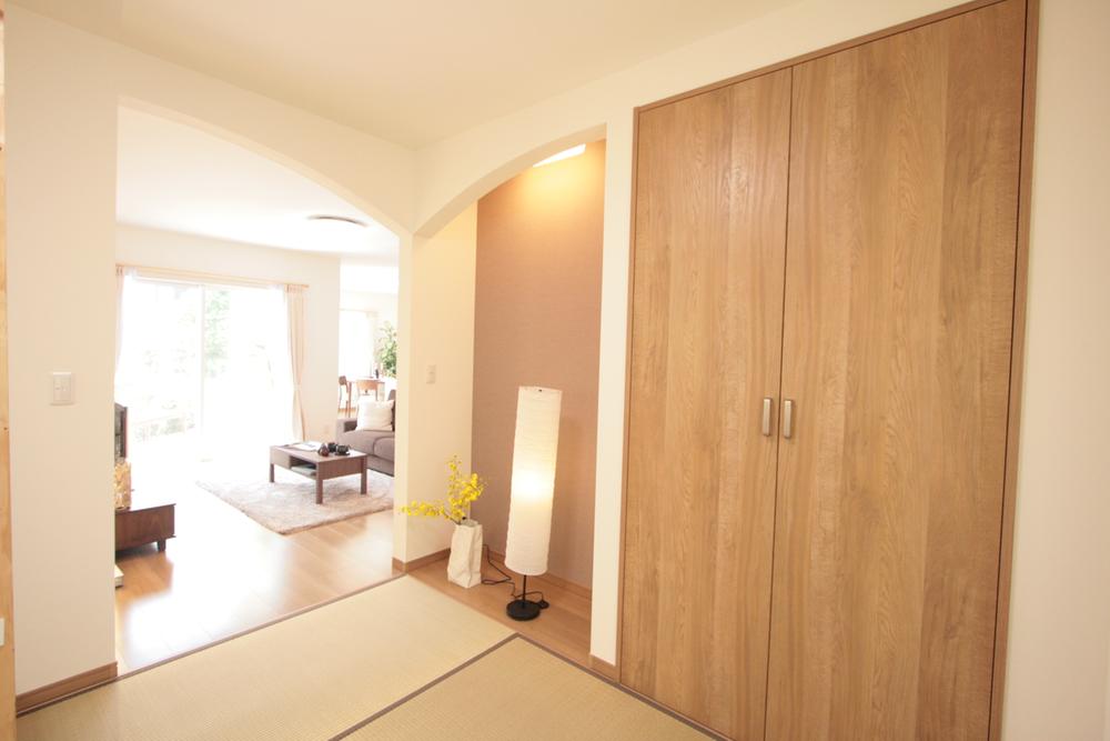 Non-living room. Indoor (12 May 2013) Japanese-style room to produce a alcove and accent cross was calm space of shooting Earl of design wall. Nap and play space for children because they become a living and continued, It can also be used as a guest room.