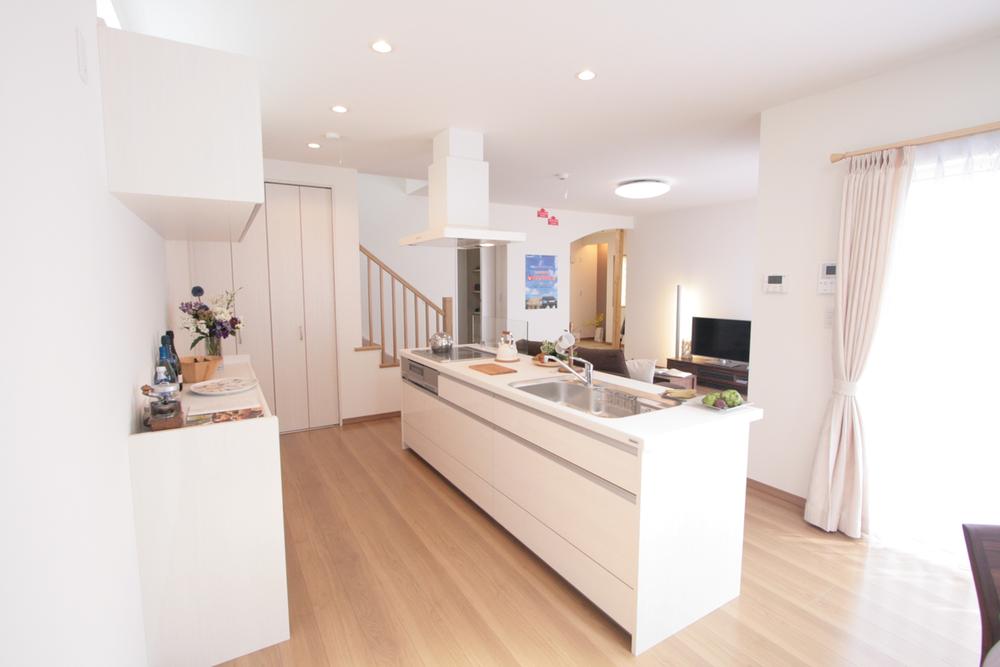 Other Equipment. Taking advantage without wasting electricity, Cleaning of grills, comfortable-to-use with easy IH cooking heater. Since the top plate has no irregularities, Will be clean in just wipe quickly be boiling over. Daily care is a simple gap-less sink does not accumulate dirt because there is no seam between the counter and sink. Full slide storage of large capacity has also become easy to remove the back of the thing, not the left pull.