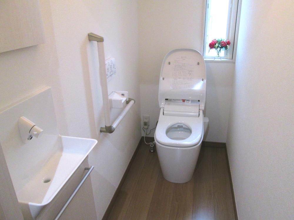 Other Equipment. 2 types of intense fall bubble and the water is vigorously turning to us to clean the toilet every time the flow in the spiral flow of water to remove the dirt and fully automatic cleaning toilet of foam. New material of organic glass system rather than the traditional pottery is not fixed to the water red surface for water repellency. It is also happy to daily care in the dirt accumulation there is no Sukimaresu design because there is no seam.