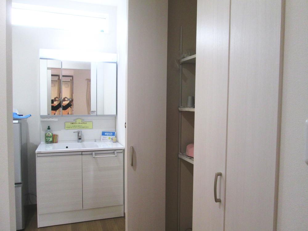 Other Equipment. Easy-to-use vanity wide 900mm is put a small to a large bowl counter, Mirror back with storage that can plenty of storage. It can be stored while charging, such as one at a time there is a power outlet electric toothbrush and shaver to the left and right housing portion. Mirror that does not fog in the electricity bill zero is not cloudy even in the steam of the bath up. You can store plenty, such as wash room also has a closet change of clothes and towels.