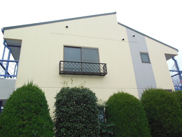 Building appearance. It is a quiet residential area