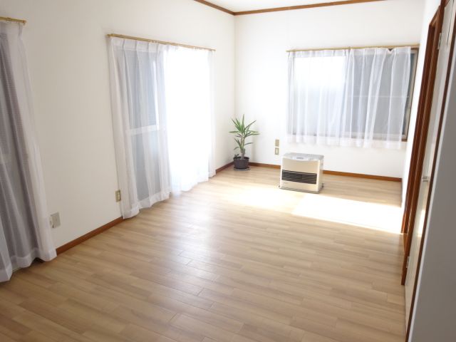 Living and room. Ventilation also sunlight good because the living room windows are often