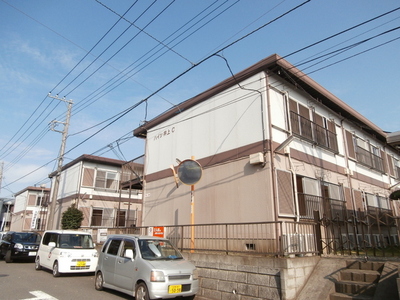 Building appearance. It is a 4-minute walk away MINISTOP Shiroyama Harajukuminami shop.