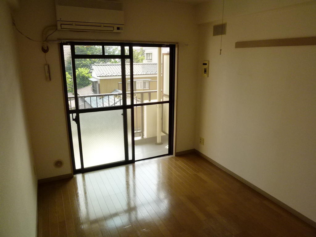 Living and room. Western-style 5.25 Pledge