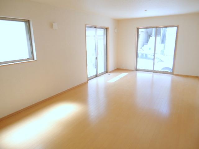 Same specifications photos (living). Bright living many daylight surface. (4 Building) same specification