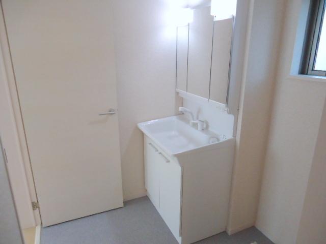Same specifications photos (Other introspection). Vanity with a three-sided mirror. (1 Building) same specification