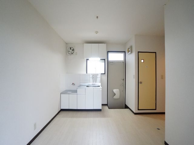 Kitchen. With window, Sink new, Pre-engineered floor paste