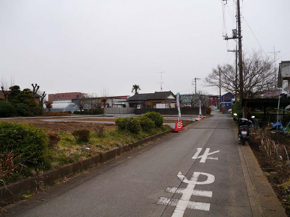 Local photos, including front road. It is also a good many living environment commercial facilities around in the quiet residential area. 