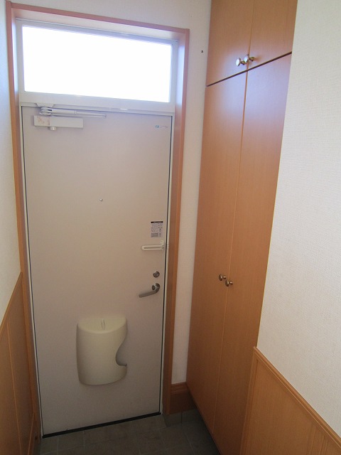 Entrance. Large shoe box equipped in the front door.