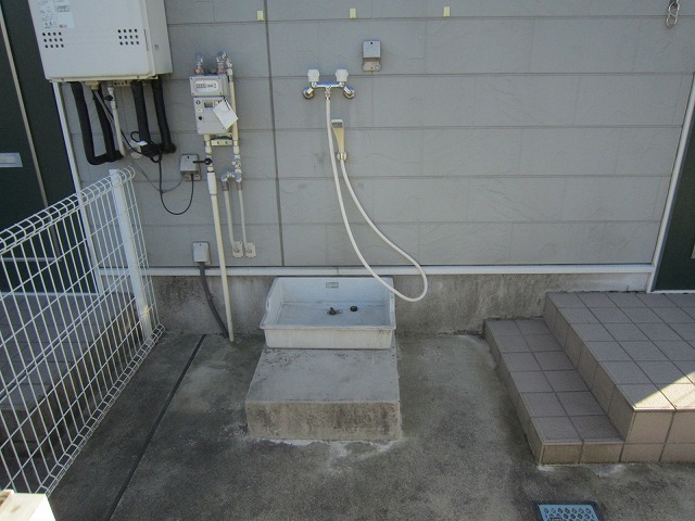 Other. Foot of the dog will be washed in here.