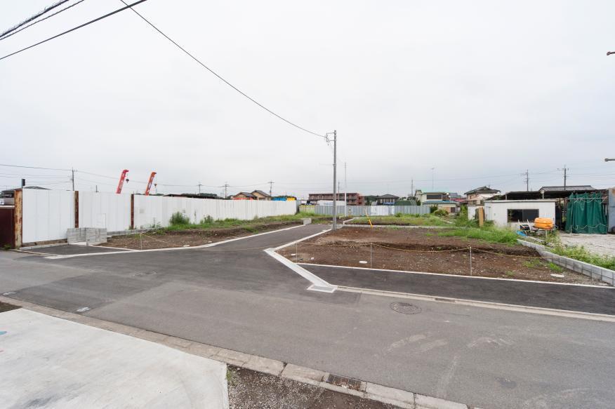 Local photos, including front road. Land 50 square meters, Building 32.5 square meters spacious large newly built single-family