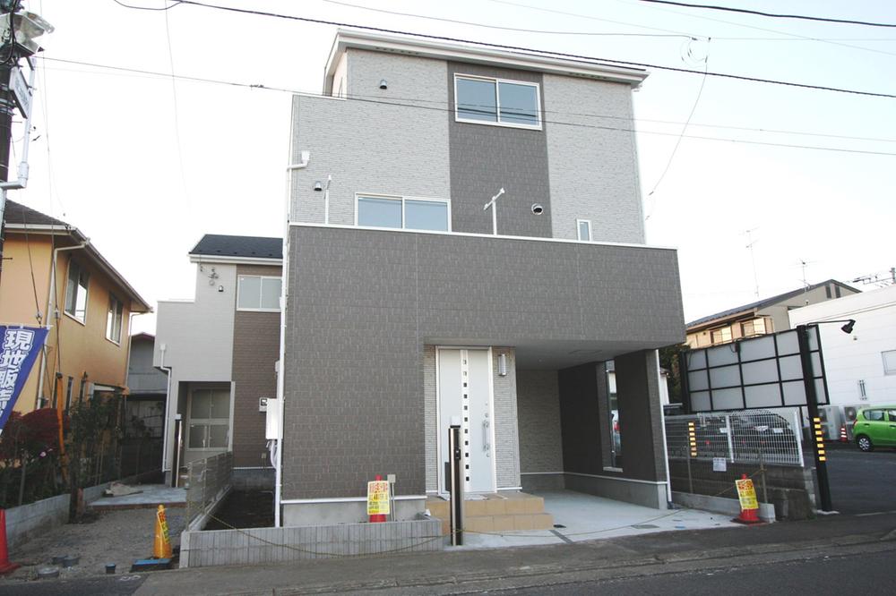 Local photos, including front road. Local (12 May 2013) Shooting