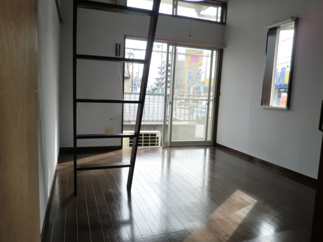 Living and room.  ☆ There is a small bay window ☆ 