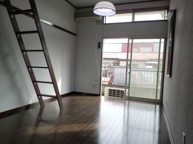 Living and room.  ☆ High loft with unique ceiling ☆ 