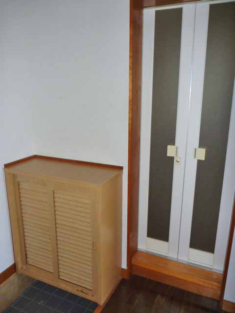 Entrance. With shoe box