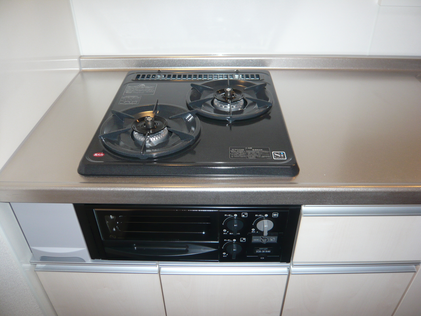 Kitchen. 2-neck with gas stove