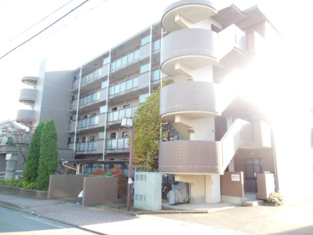 Building appearance. Recommend to the family since the park will meet in front of the eye