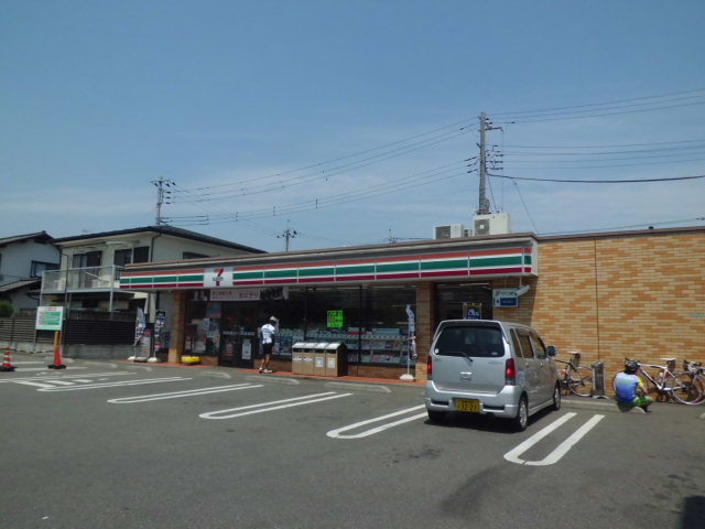 Convenience store. 440m to Seven-Eleven (convenience store)