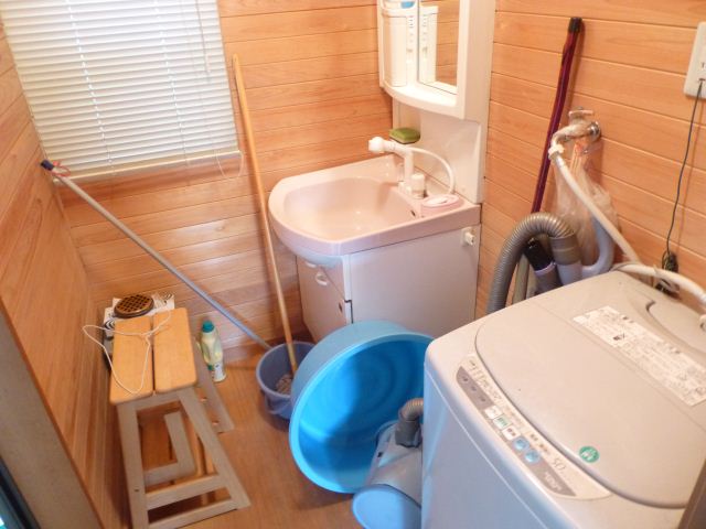 Washroom. ◇ open if there is a wash basin space also window ◇