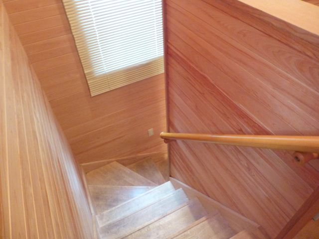 Other. ◇ staircase is equipped with a handrail ◇