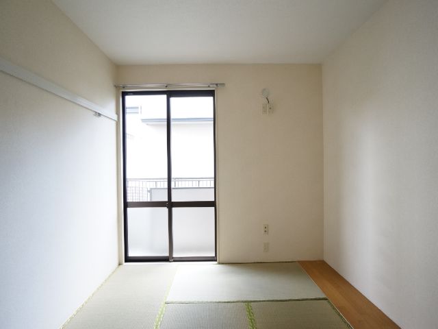 Living and room. Japanese-style tatami 7, Some wooden furniture yard