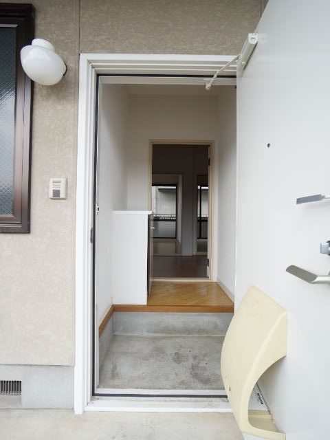 Entrance. Independent entrance, With shoe box