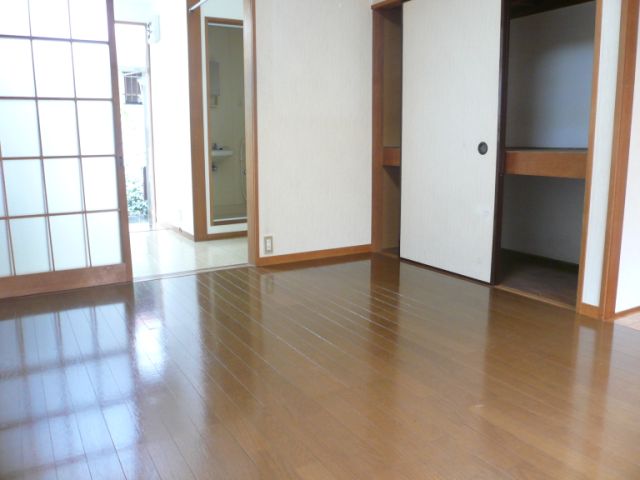 Living and room. ☆ There is a closet into plenty ☆