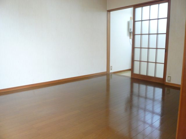 Living and room. ☆ Rooms clean flooring ☆