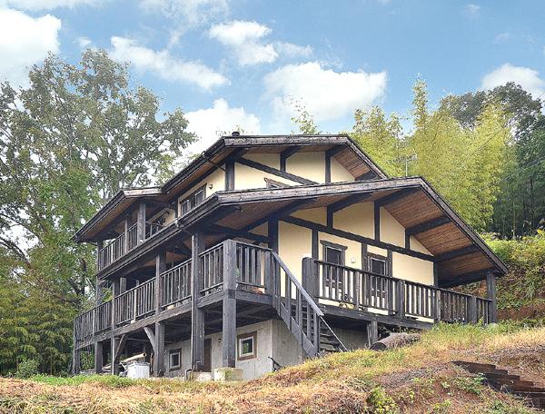 Sale already cityscape photo. Mansion of sale has been the local log house style. This is post-and-beam construction method.