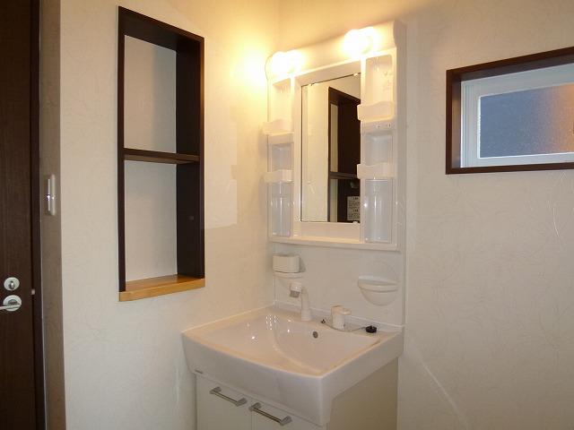 Wash basin, toilet. Wash basin