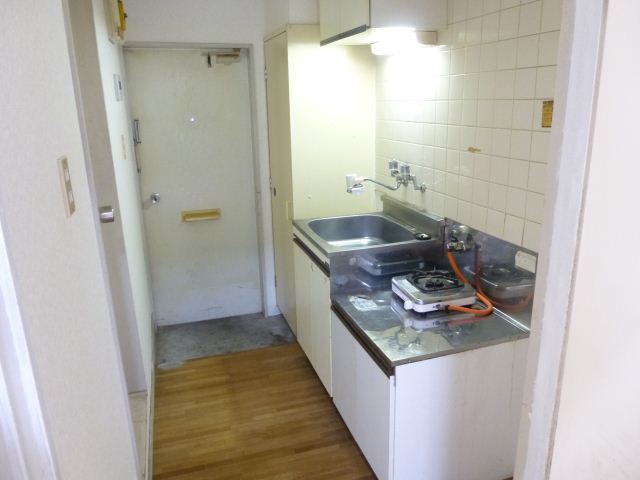 Kitchen. ◇ elongated simple around the kitchen ◇