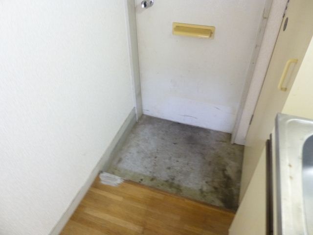 Entrance. ◇ small entrance stepped equipped with a shoebox ◇