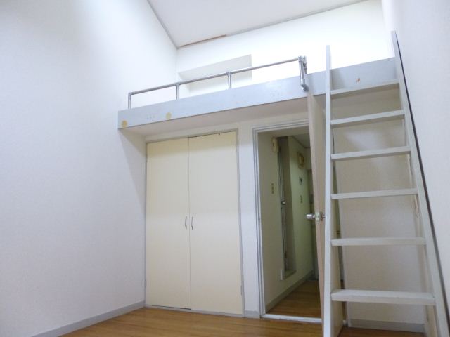 Living and room. ◇ is open-minded the room there is a loft ◇