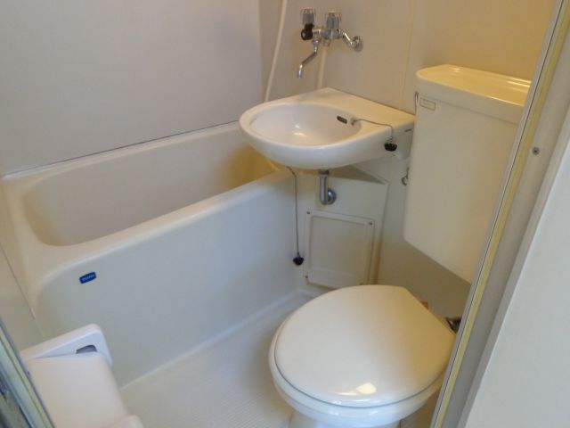 Bath. Beautiful unit bus in which the white-toned ◇ ◇