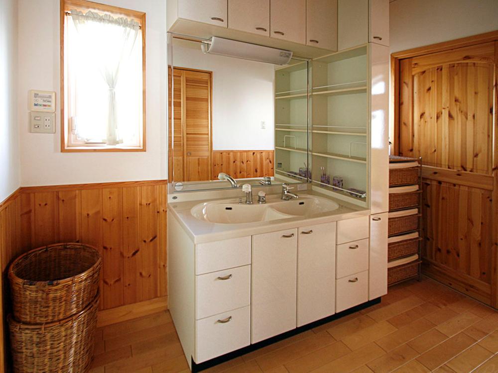 Wash basin, toilet. Undressing of the bath even though spacious because the barrier-free is also available in a wheelchair.