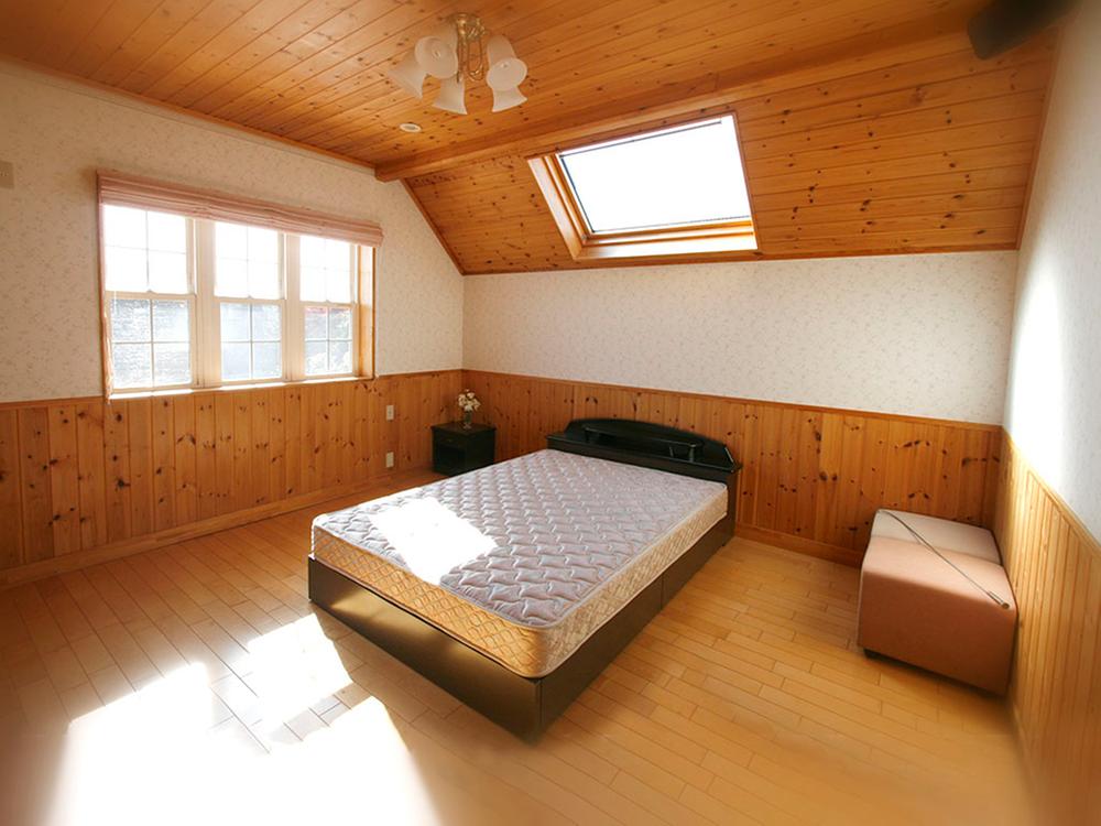 Non-living room. Large closet with a Western-style.