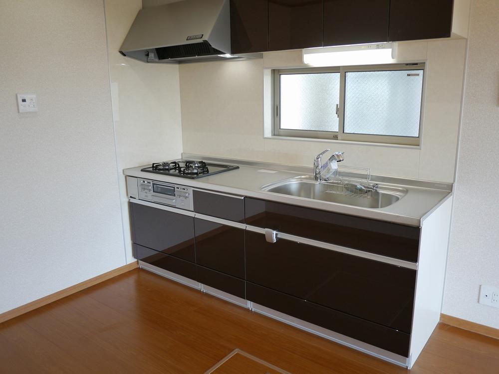 Kitchen. Stainless steel worktop ・ Glass top stove system Kitchen