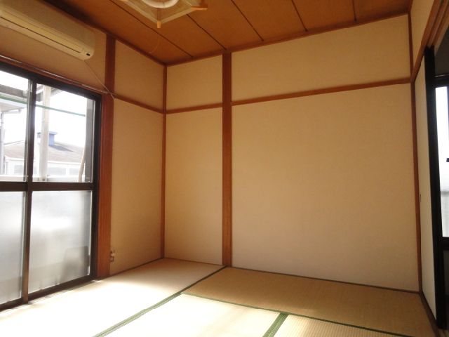 Living and room. This is useful because the storage also between the two