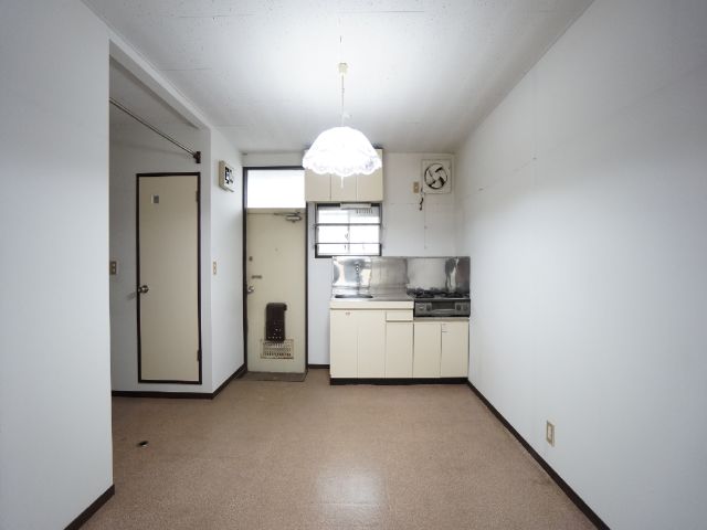 Kitchen. With window