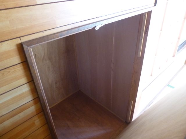 Receipt. ◇ There is also storage under the stairs ◇